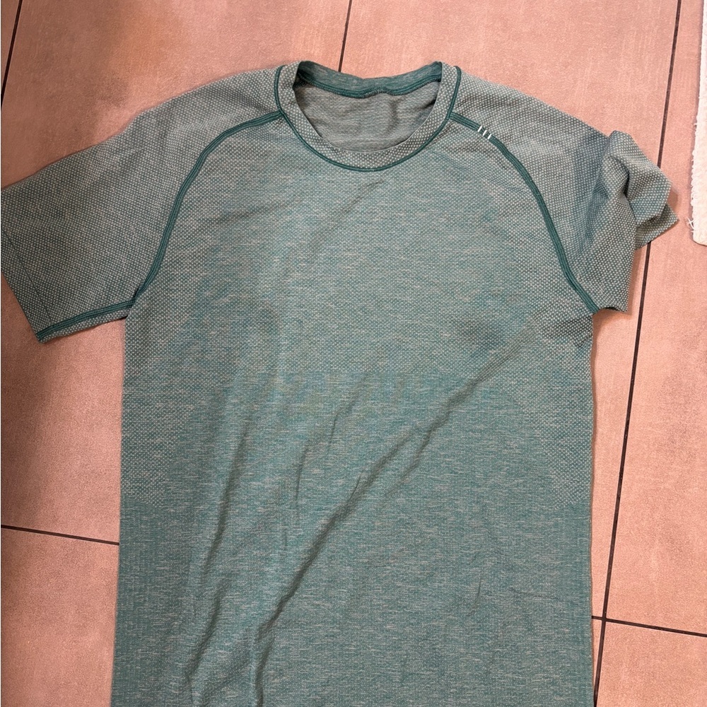 Lululemon Men's xs Green Short Sleeve performance Shirt